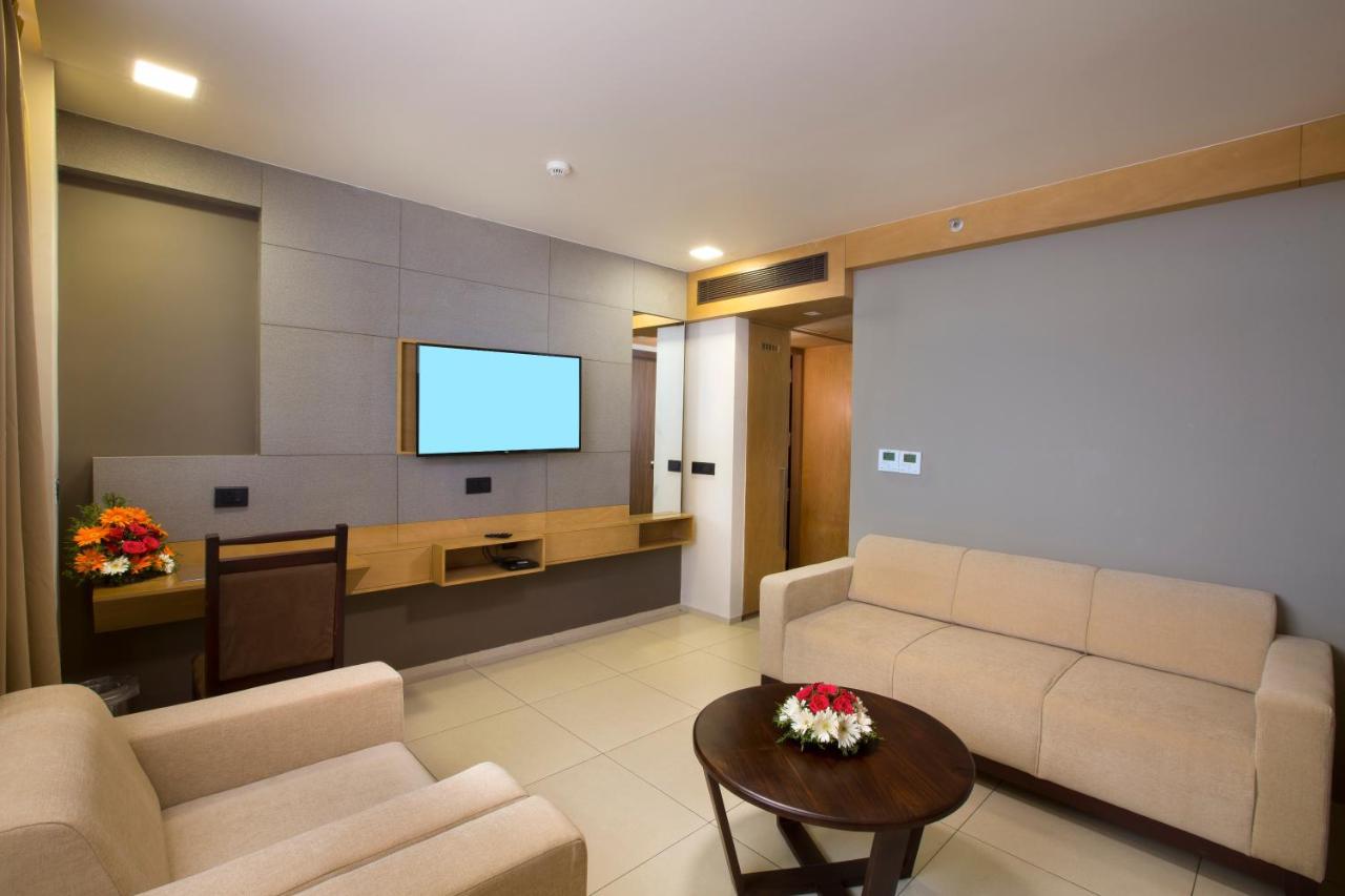 North Seven Otel Kochi Dış mekan fotoğraf