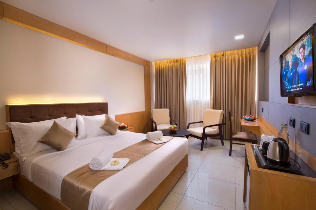 North Seven Otel Kochi Dış mekan fotoğraf